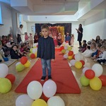 Pokaz mody Damy i Dżentelmeni- dziecko na wybiegu