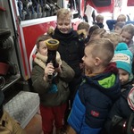 Pszczółki odwiedzają strażaków- dzieci oglądają wyposażenie wozu strażackiego