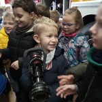 Pszczółki odwiedzają strażaków- dzieci oglądają wyposażenie wozu strażackiego