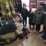 Pszczółki odwiedzają strażaków- dzieci oglądają wyposażenie wozu strażackiego