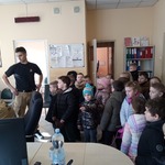 Pszczółki odwiedzają strażaków- dzieci oglądają miejsce pracy strażaków