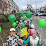 Pierwszy dzień wiosny w naszym przedszkolu- dzieci podczas pochodu