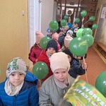 Pierwszy dzień wiosny w naszym przedszkolu- dzieci  z balonami przed wyjściem na poszukiwanie wiosny