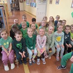 Pierwszy dzień wiosny w naszym przedszkolu- dzieci na krzesełkach
