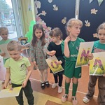 Pierwszy dzień wiosny w naszym przedszkolu- dzieci podczas wykonywania wiosennego zadania