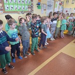Pierwszy dzień wiosny w naszym przedszkolu- dzieci podczas wiosennego tańca 