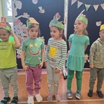 Pierwszy dzień wiosny w naszym przedszkolu- dzieci podczas wykonywania wiosennego zadania