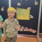 Pierwszy dzień wiosny w naszym przedszkolu- dziecko z  wiosenną flagą