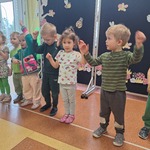 Pierwszy dzień wiosny w naszym przedszkolu- dzieci podczas wykonywania wiosennego zadania