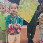Pierwszy dzień wiosny w naszym przedszkolu- dziecko z wiosenną flagą 