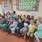 Pierwszy dzień wiosny w naszym przedszkolu- dzieci na ławeczkach
