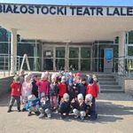 Przedszkolaki w Białostockim Teatrze Lalek- Tygryski przed teatrem