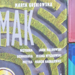 Przedszkolaki w Białostockim Teatrze Lalek - Tygryski na tle plakatu przedstawienia Ślimak 