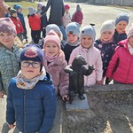 Przedszkolaki w Białostockim Teatrze Lalek- dzieci przy figurce misia