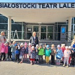 Przedszkolaki w Białostockim Teatrze Lalek- dzieci wraz z Paniami  z grupy Żabki przed teatrem 