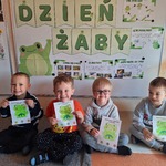 Światowy dzień żabki - dzieci z pracami plastycznymi