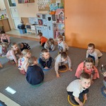 Światowy dzień żabki - zabawa muzyczno- ruchowa Żabki i bocian