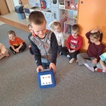 Światowy dzień żabki - dziecko z kostką matematyczną  