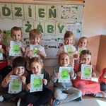 Światowy dzień żabki - dzieci z pracami plastycznymi