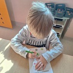 Światowy dzień żabki - dziecko koloruje przy stoliku