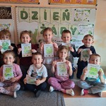 Światowy dzień żabki - dzieci z pracami plastycznymi