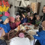 W Podlaskim Muzeum Kultury Ludowej - dzieci podczas rozmowy w dawnej podlaskiej chacie