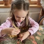 W Podlaskim Muzeum Kultury Ludowej - dziewczynka ozdabiająca jajko