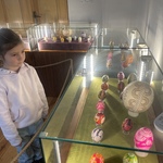W Podlaskim Muzeum Kultury Ludowej - dziewczynka ogląda wystawę pisanek