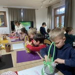 W Podlaskim Muzeum Kultury Ludowej - dzieci podczas dekorowania koszyczków