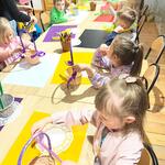 W Podlaskim Muzeum Kultury Ludowej - dzieci dekorują koszyczki