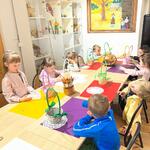 W Podlaskim Muzeum Kultury Ludowej - dzieci dekorują koszyczki