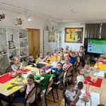W Podlaskim Muzeum Kultury Ludowej - dzieci dekorują koszyczki