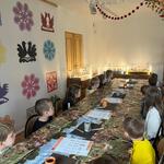 W Podlaskim Muzeum Kultury Ludowej - dzieci podczas zdobienia jajek