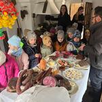 W Podlaskim Muzeum Kultury Ludowej - dzieci podczas rozmowy w podlaskiej chacie