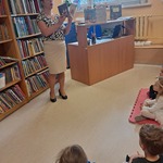 W bibliotece - pani Bożenka z książkami