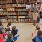 W bibliotece - dzieci podczas rozmowy w bibliotece