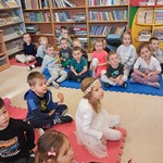 W bibliotece - dzieci podczas słuchania książki