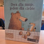 W bibliotece - książka