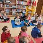 W bibliotece - dzieci słuchają bajki