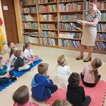 W bibliotece- dzieci słuchają bajki