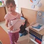 Dzień Kolorowej Skarpetki- dziewczynka szukająca ukrytej skarpetki