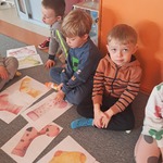 Dzień Kolorowej Skarpetki- dzieci w zabawie ze skarpetkami