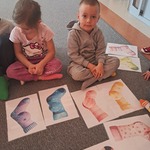 Dzień Kolorowej Skarpetki - dzieci podczas zabawy ze skarpetkami