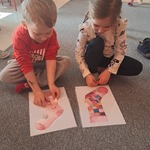 Dzień Kolorowej Skarpetki - dzieci w zabawie ze skarpetkami