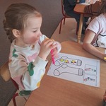 Dzień Kolorowej Skarpetki - dziewczynka koloruje skarpetki
