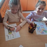 Dzień Kolorowej Skarpetki - dziewczynki kolorują skarpetki
