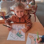 Dzień Kolorowej Skarpetki - chłopiec koloruje skarpetki