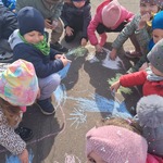 Dzień Kolorowej Skarpetki - dzieci rysują kredą