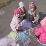Dzień Kolorowej Skarpetki - dzieci rysują kredą
