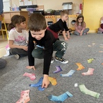 Dzień Kolorowej Skarpetki - dzieci podczas zabawy ze skarpetkami